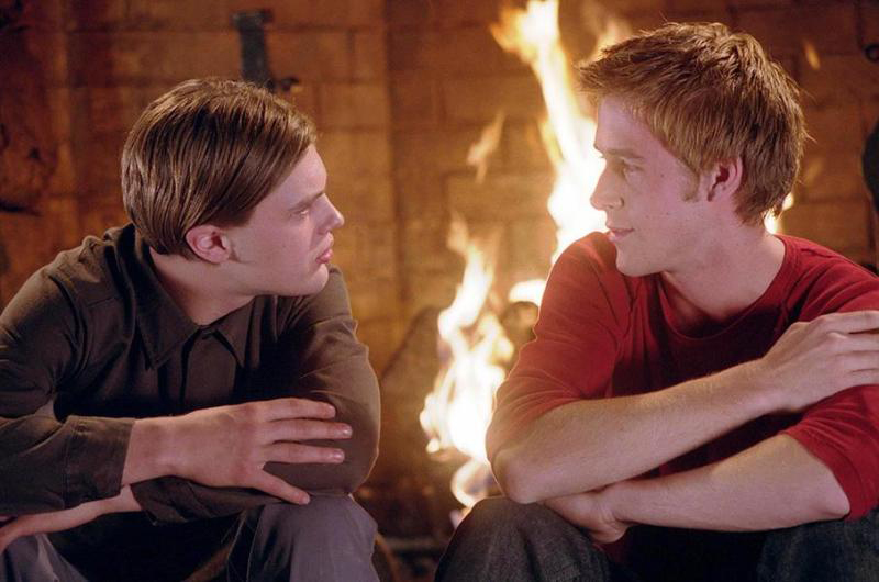Deux jeunes hommes près du feu