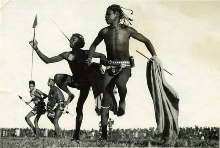 Des hommes dansant la danse traditionnelle Tandroy