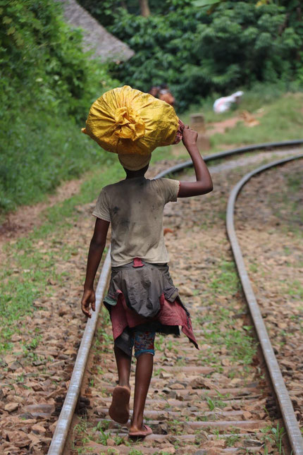 Un enfant sur les chemins de fer de Vohimana